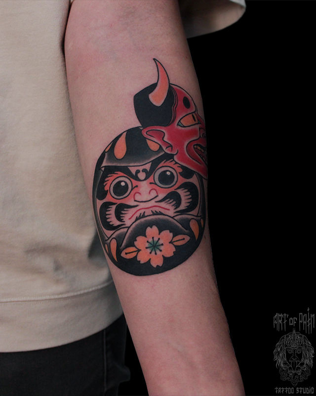 Татуировка мужская япония на предплечье дарума и ханья – Мастер тату: Марк Акулов