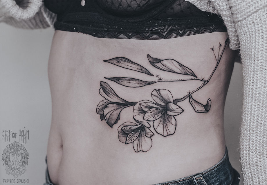 Татуировка женская графика на боку цветы и звезды – Мастер тату: 