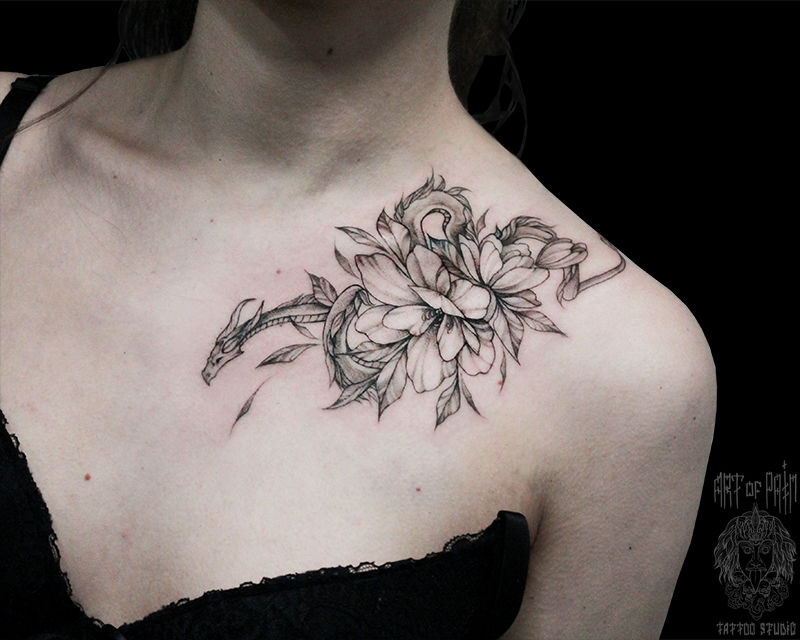 Татуировка женская графика на ключице дракон и цветок – Мастер тату: Мария Челнокова