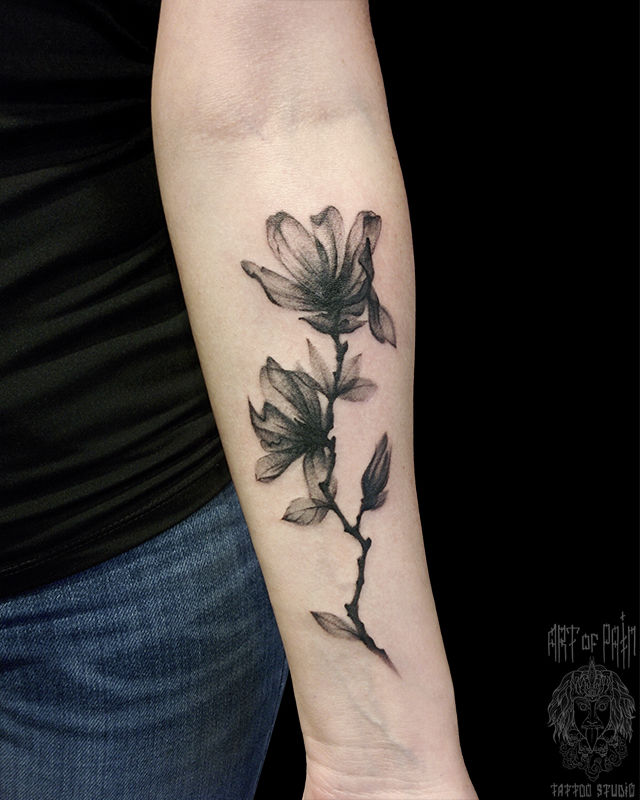 Татуировка женская графика на предплечье черные цветы – Мастер тату: Евгения Шмидт