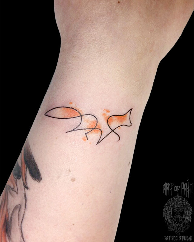 Татуировка женская графика на запястье лиса – Мастер тату: Евгения Шмидт