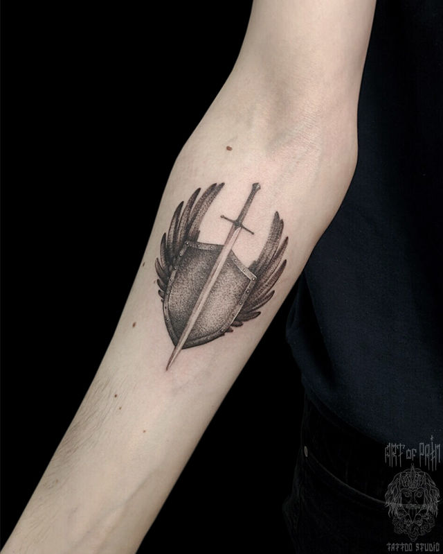 Татуировка женская графика на предплечье щит, меч и крылья – Мастер тату: Евгения Шмидт