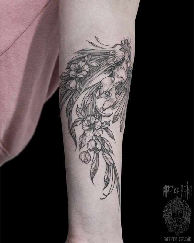 Татуировка женская графика на предплечье грифон – Мастер тату: Мария Челнокова