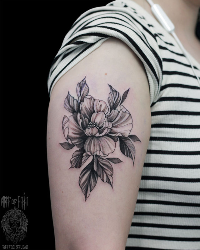 Татуировка женская графика на плече дикий цветок – Мастер тату: Мария Челнокова
