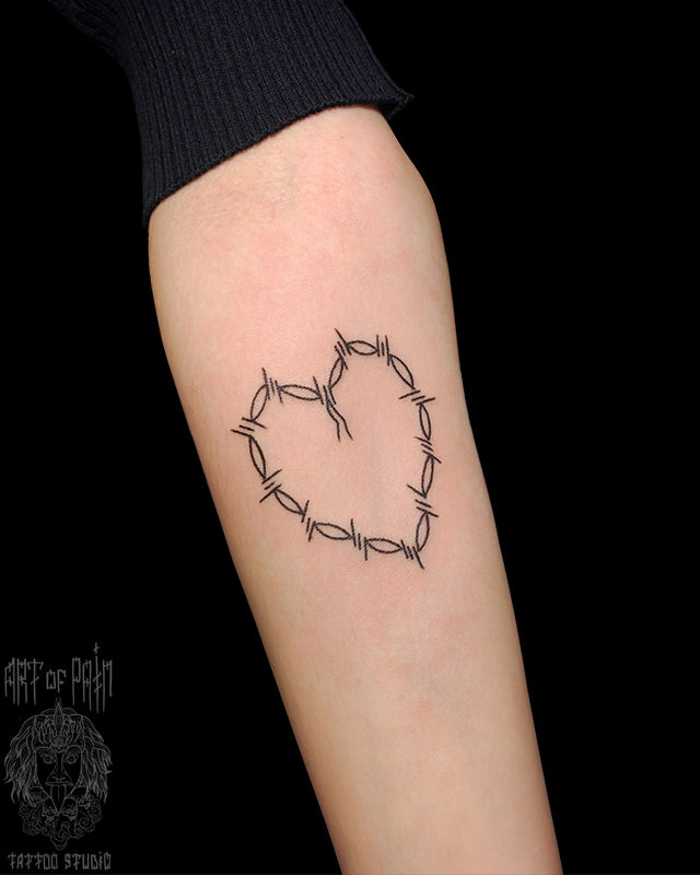 Татуировка женская графика на предплечье сердце из колючей проволоки – Мастер тату: Евгения Шмидт