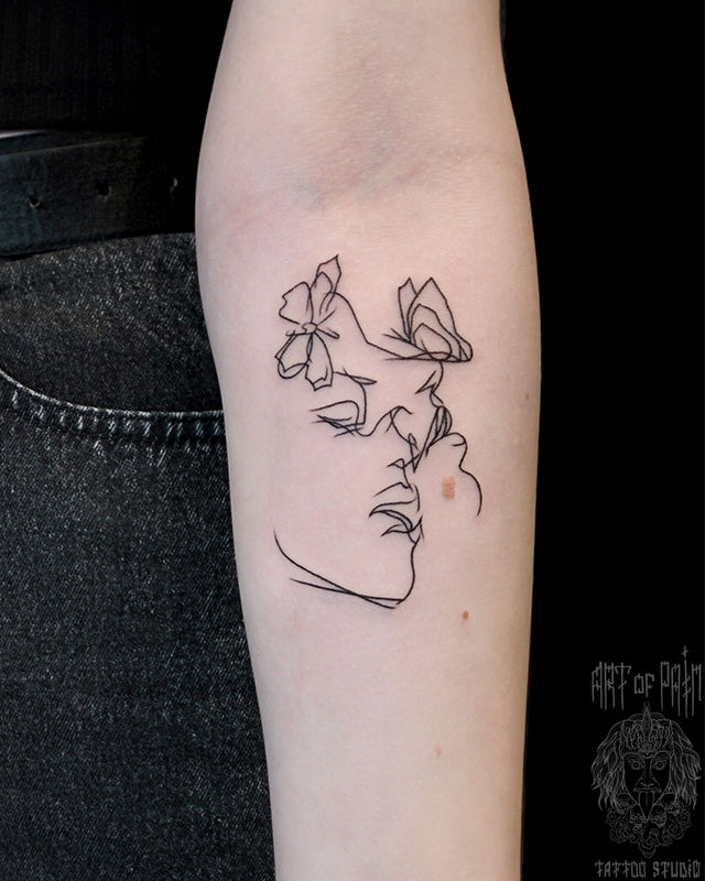 Татуировка женская графика на предплечье лицо – Мастер тату: Евгения Шмидт