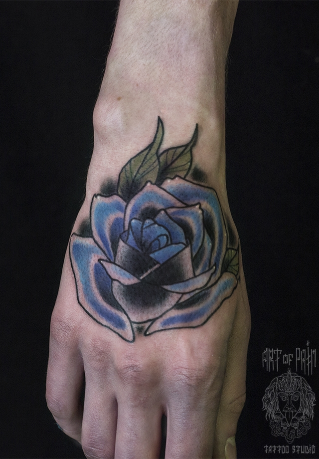Татуировка мужская олдскул на кисти роза – Мастер тату: Марк Акулов