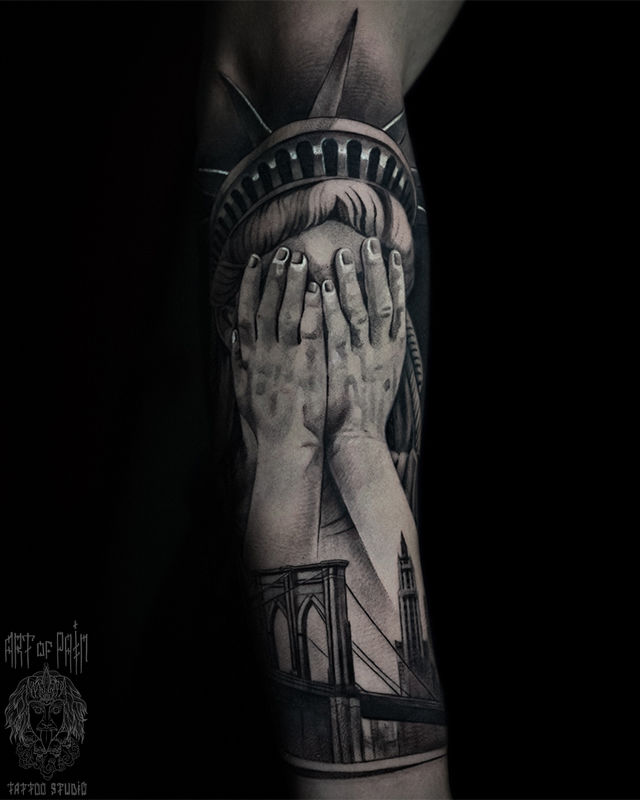 Татуировка мужская реализм на руке статуя свободы, мост – Мастер тату: Анастасия Юсупова