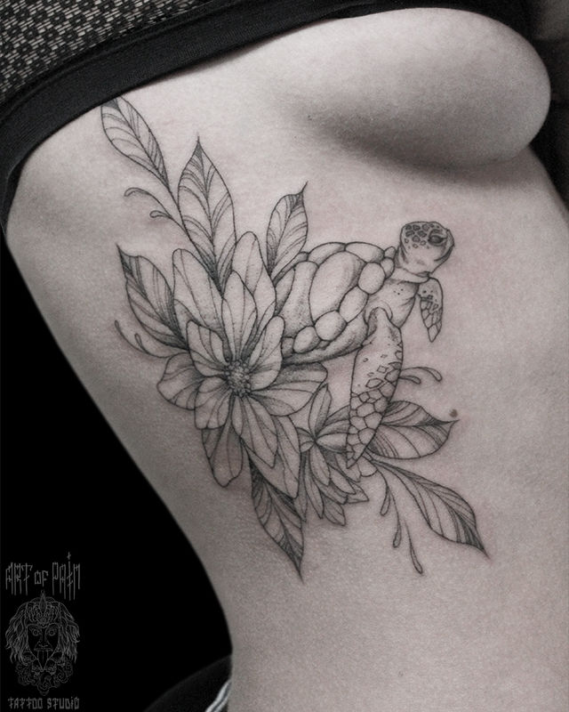 Татуировка женская графика на ребрах цветы и черепаха – Мастер тату: Мария Челнокова