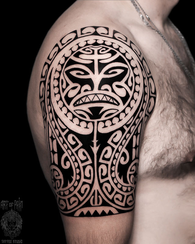 Татуировка мужская полинезия на плече маска – Мастер тату: Юрий Хандрыкин