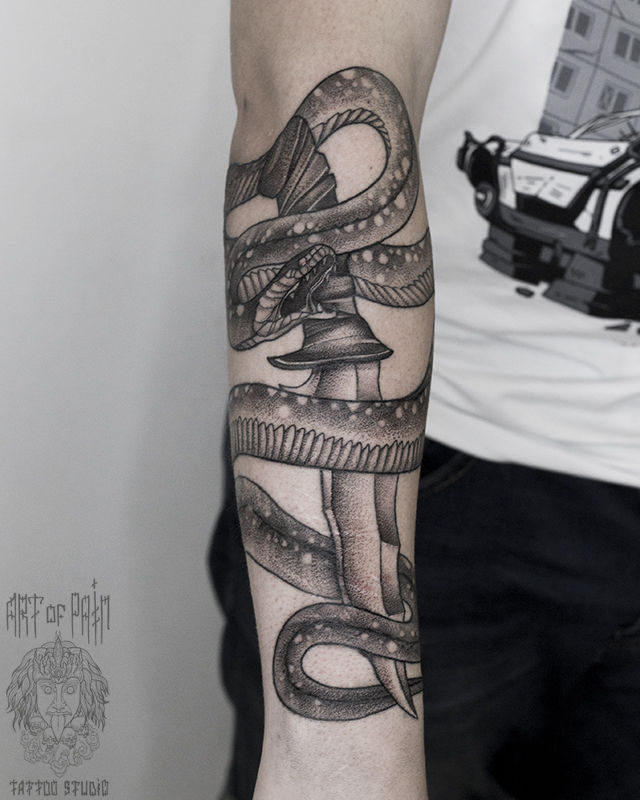 Татуировка мужская графика на предплечье змея и нож – Мастер тату: 