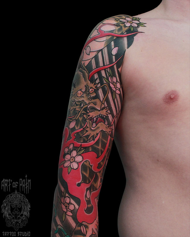 Татуировка мужская япония на плече дракон и цветы – Мастер тату: Марк Акулов