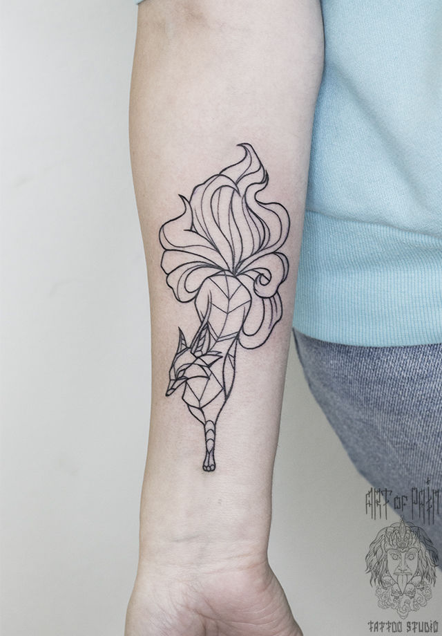Татуировка женская графика на предплечье лиса с хвостом в виде цветка – Мастер тату: Анастасия Родина