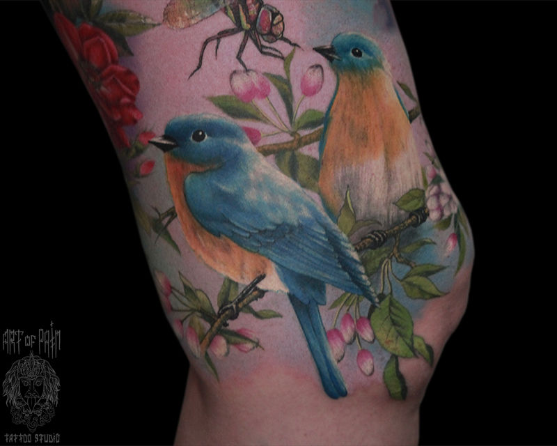 Татуировка женская реализм на бедре птицы – Мастер тату: Анастасия Родина