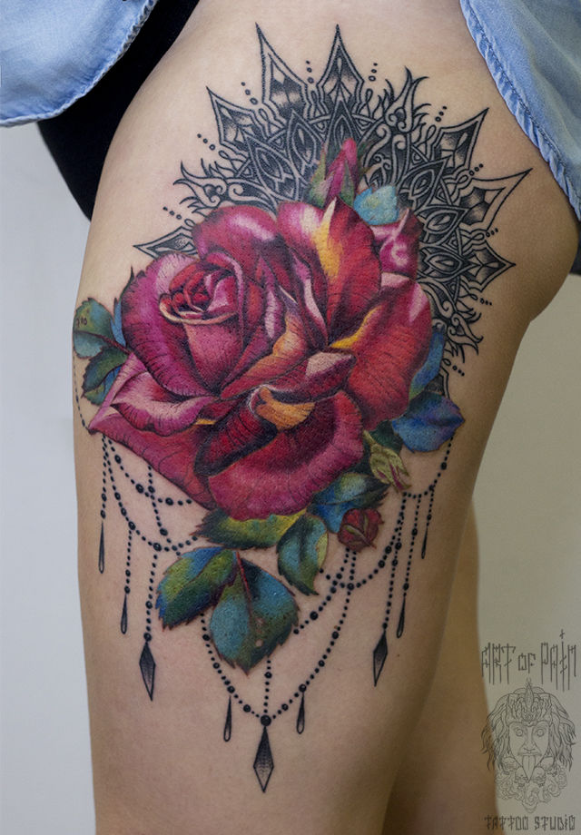 Татуировка женская реализм и орнаментал на бедре роза – Мастер тату: Анастасия Родина