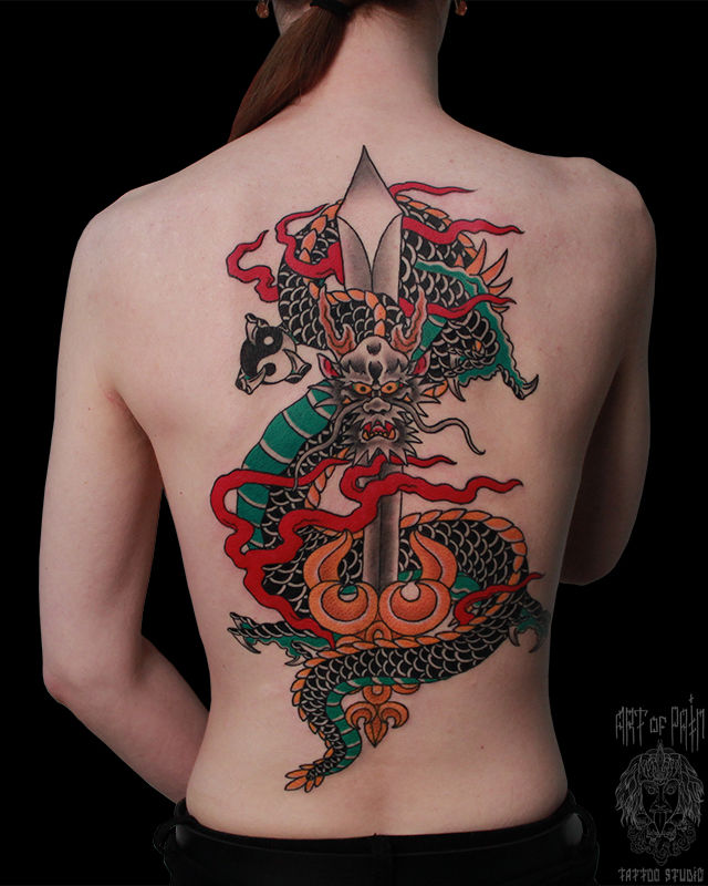 Татуировка женская япония на спине дракон, меч и инь-янь – Мастер тату: Марк Акулов