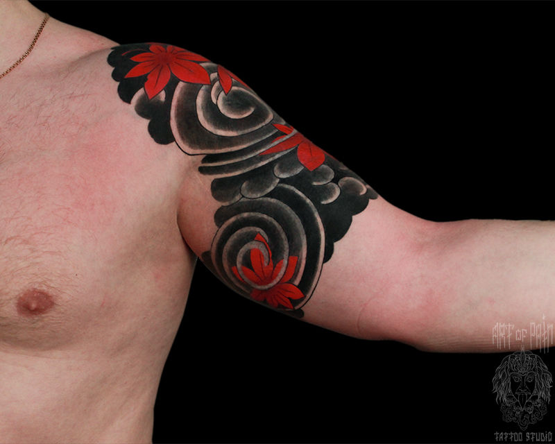 Татуировка мужская япония на плече воздух и кленовые листья красные – Мастер тату: Марк Акулов