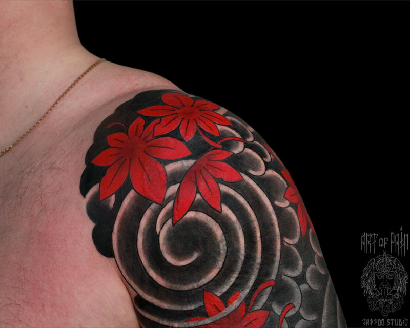 Татуировка мужская япония на плече воздух и кленовые листья кавер – Мастер тату: Марк Акулов