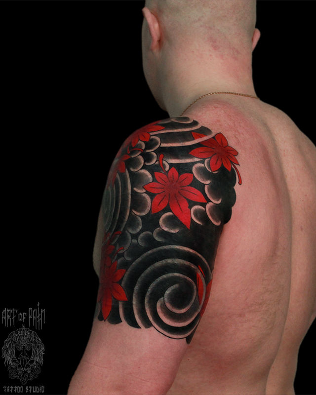 Татуировка мужская япония на плече воздух и красные кленовые листья – Мастер тату: Марк Акулов