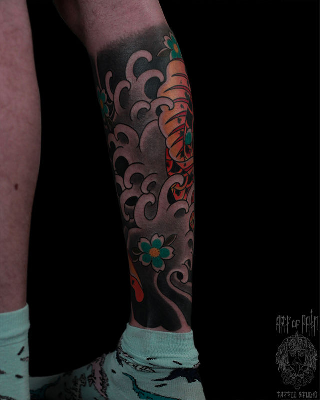Татуировка мужская япония на голени карп – Мастер тату: Марк Акулов