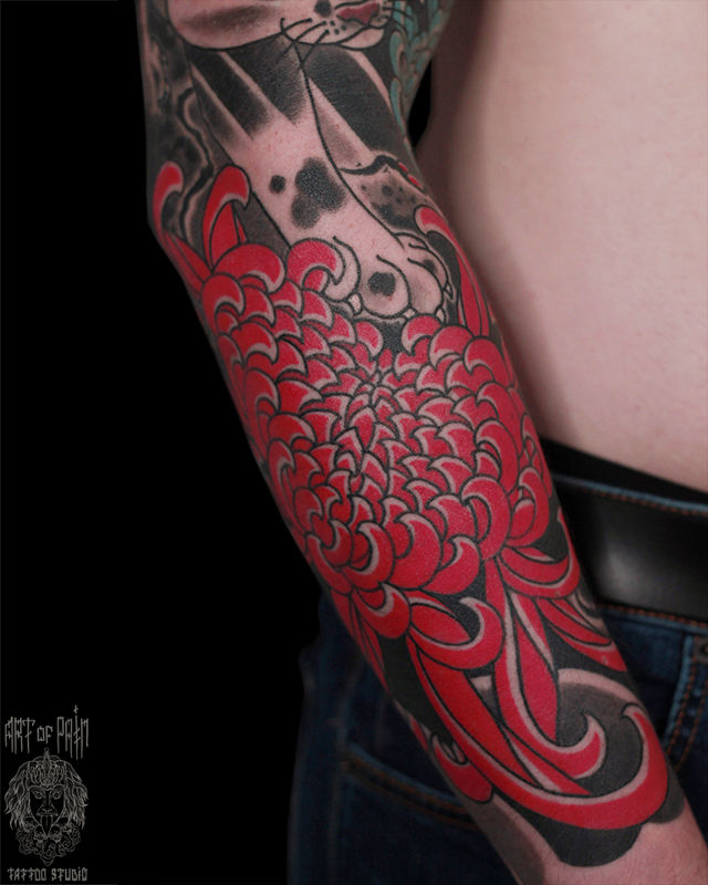 Татуировка мужская япония на предплечье хризантема – Мастер тату: Марк Акулов
