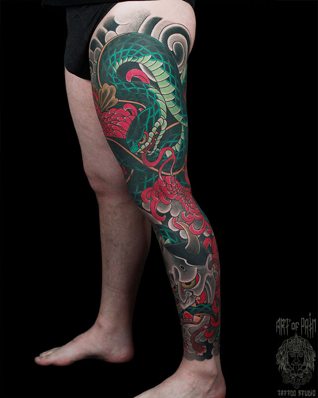 Татуировка мужская япония на ноге хризантемы, змея – Мастер тату: Марк Акулов