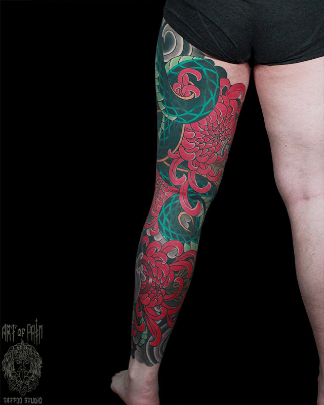 Татуировка мужская япония на ноге хризантемы, змея – Мастер тату: Марк Акулов