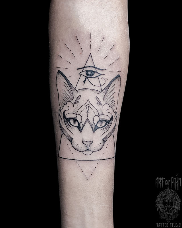 Татуировка женская графика на предплечье кот и всевидящее око – Мастер тату: Мария Котова