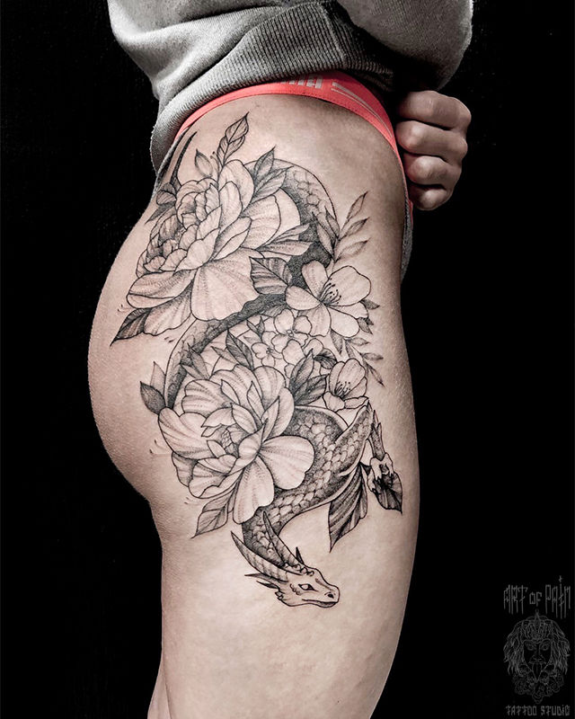 Татуировка женская графика на бедре дракон в цветах – Мастер тату: Мария Котова