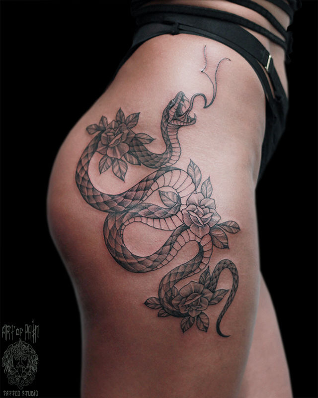 Татуировка женская графика на бедре змея и три розы – Мастер тату: Мария Челнокова