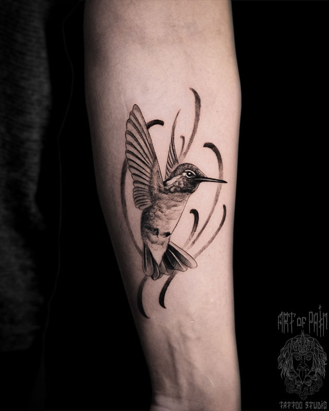 Татуировка мужская графика на предплечье колибри – Мастер тату: Анастасия Юсупова