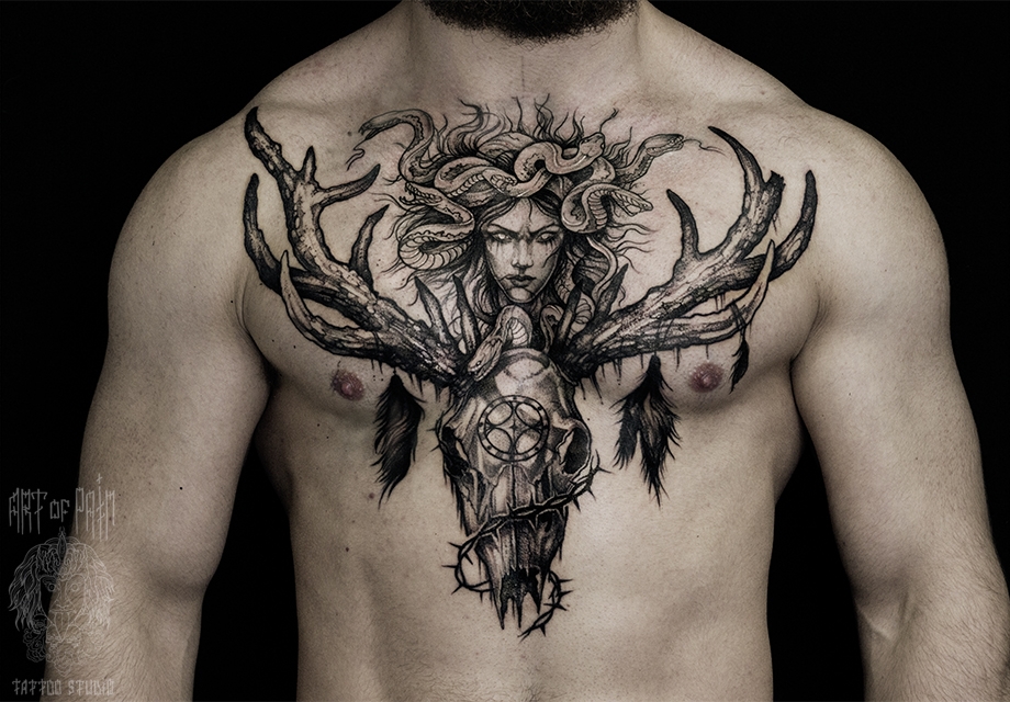 Татуировка мужская black&grey на груди Горгона Медуза и череп – Мастер тату: 