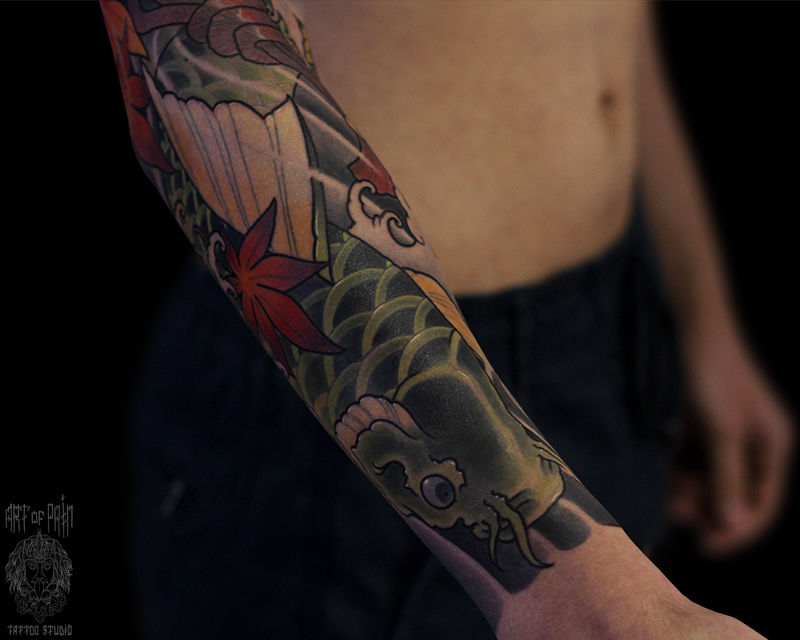 Татуировка мужская япония на предплечье зеленый карп и листья – Мастер тату: Марк Акулов