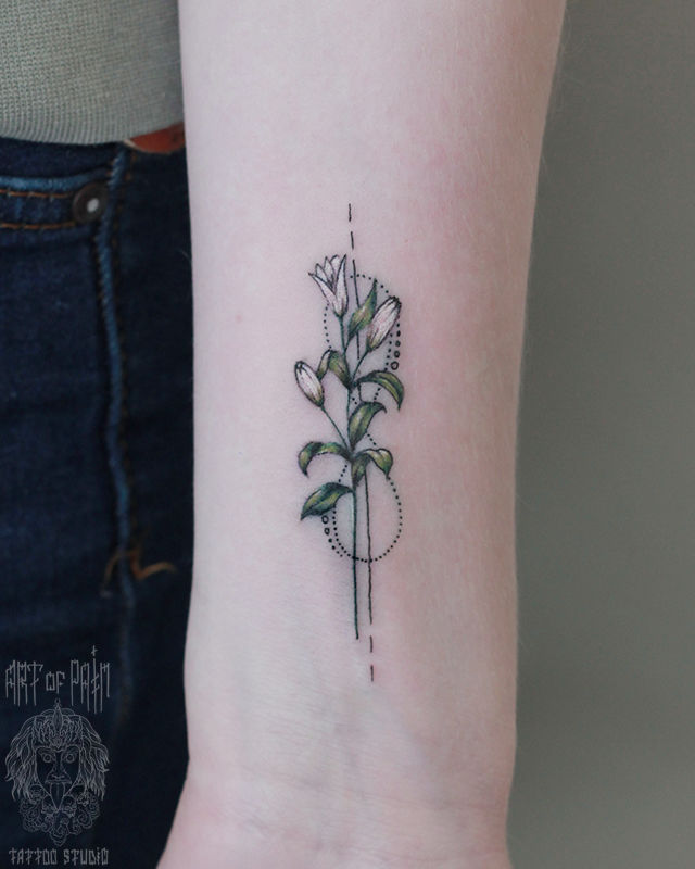Татуировка женская минимализм на запястье лилия – Мастер тату: Анастасия Родина