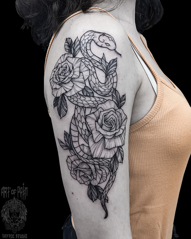 Татуировка женская графика на плече змея, цветы – Мастер тату: Мария Котова
