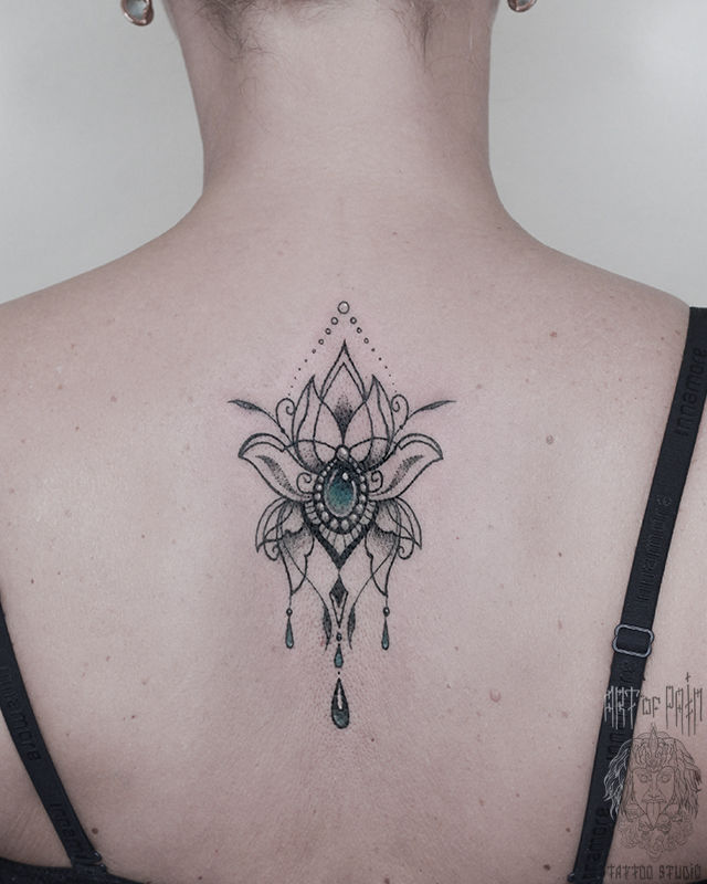 Татуировка женская орнаментал на спине узор-украшение – Мастер тату: Анастасия Родина
