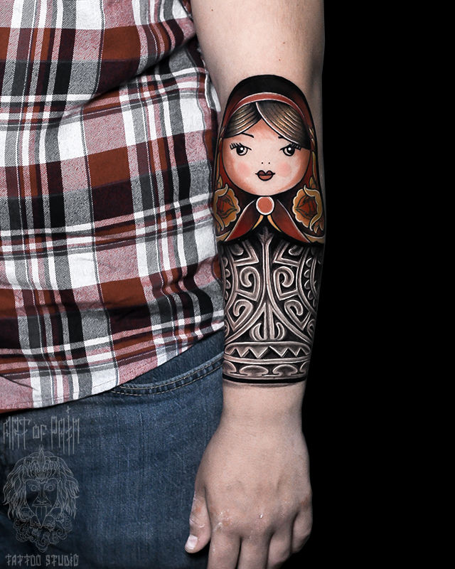 Татуировка мужская орнаментал, ньюскул на предплечье матрешка – Мастер тату: Юрий Хандрыкин