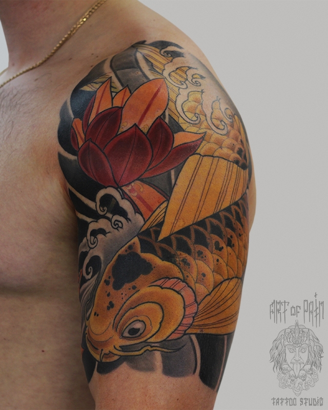Татуировка мужская япония на плече карп и красный лотос – Мастер тату: Марк Акулов