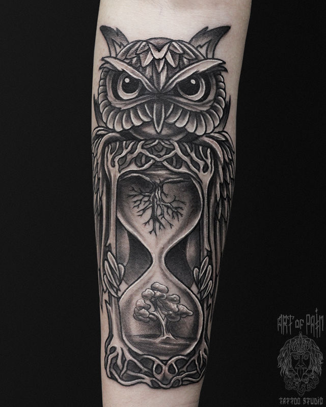 Татуировка женская black&grey на предплечье сова и часы – Мастер тату: Юрий Хандрыкин