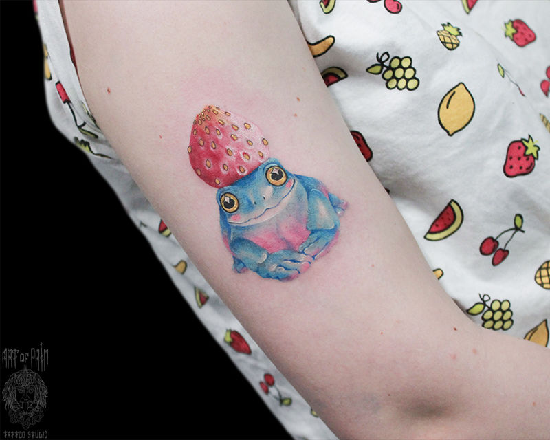 Татуировка женская акварель на плече лягушка с клубникой – Мастер тату: Мария Челнокова