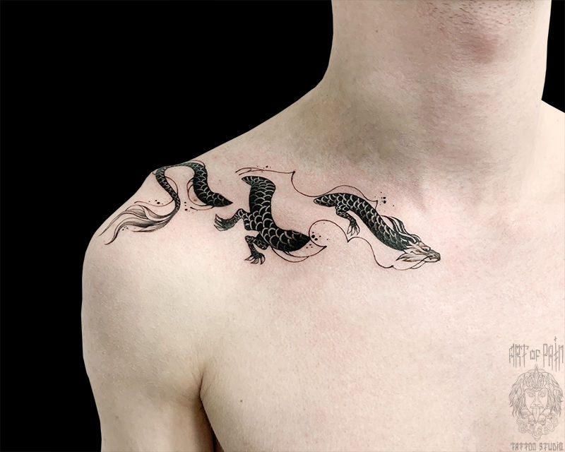 Татуировка мужская графика на ключице дракон – Мастер тату: Мария Челнокова