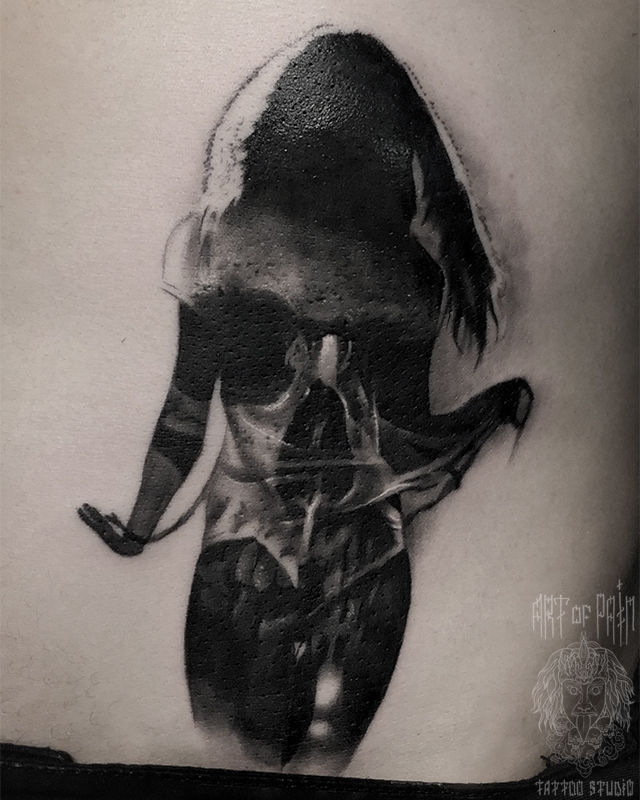 Татуировка мужская хоррор на животе девушка, череп – Мастер тату: Александр Pusstattoo