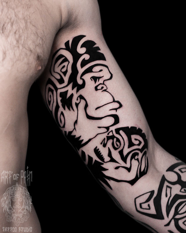 Татуировка мужская графика на руке обезьяна – Мастер тату: Юрий Хандрыкин