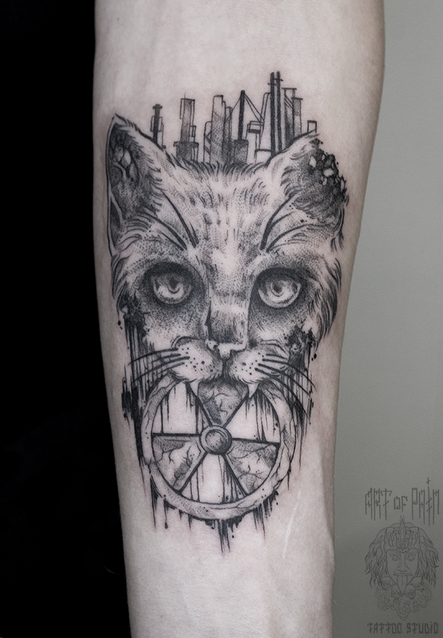 Татуировка мужская графика на предплечье кот со знаком радиации – Мастер тату: 