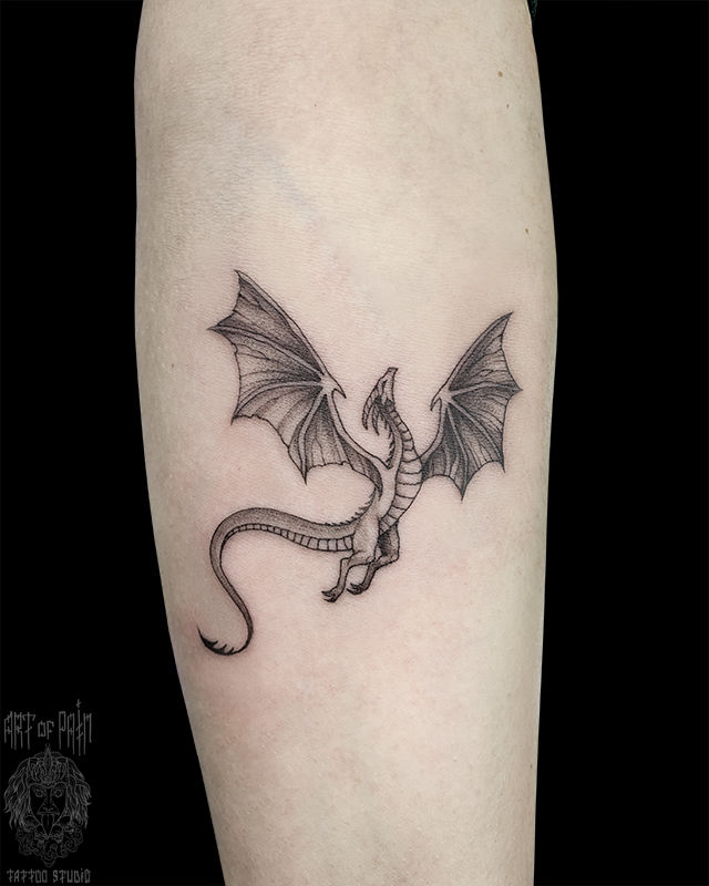 Татуировка женская графика на предплечье маленький дракон – Мастер тату: Мария Бородина (Челнокова)