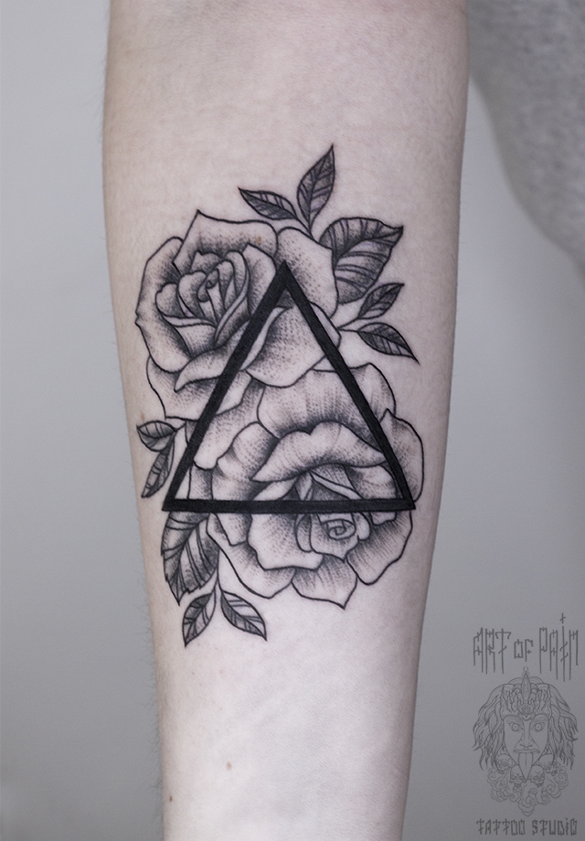 Татуировка женская графика на предплечье треугольник и розы – Мастер тату: Анастасия Родина