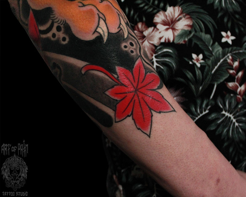 Татуировка мужская япония на предплечье кленовые листья – Мастер тату: Марк Акулов