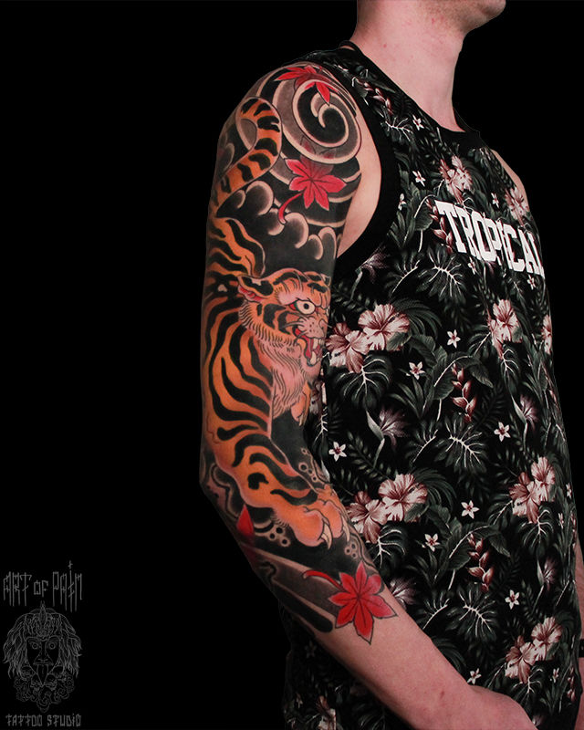 Татуировка мужская япония тату-рукав тигр и кленовые листья (вид сбоку) – Мастер тату: Марк Акулов