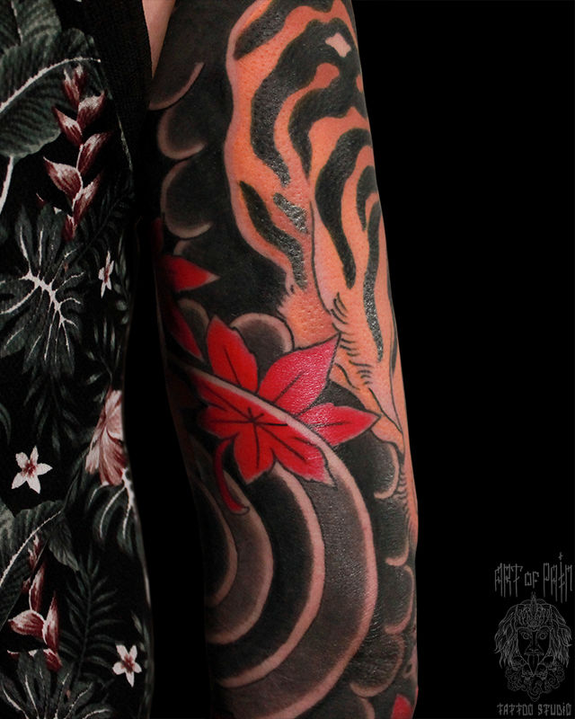 Татуировка мужская япония на руке кленовый красный лист – Мастер тату: Марк Акулов