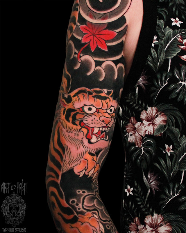 Татуировка мужская япония на плече тигр и кленовые листья – Мастер тату: Марк Акулов